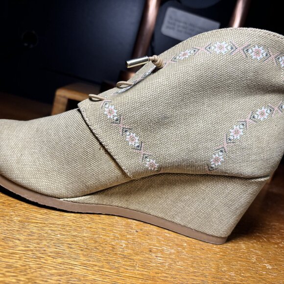 New, Women's Wedge Ankle Booty. Size 8 Regular - Picture 4 of 6